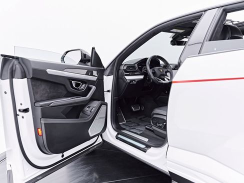 Used 2021 Lamborghini Urus AWD/4WD image 49