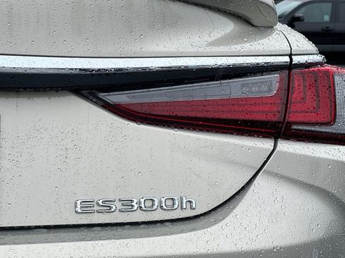 Used 2025 Lexus ES 300h w/ Premium Package image 13