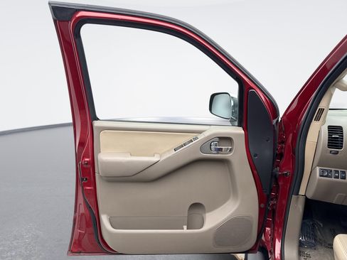 Used 2014 Nissan Frontier SL w/ SL Moonroof Package AWD/4WD image 9