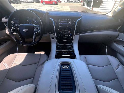 Used 2019 Cadillac Escalade Luxury AWD/4WD image 17