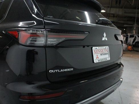 New 2025 Mitsubishi Outlander SE image 4