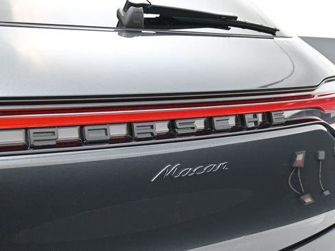 Certified 2025 Porsche Macan image 14