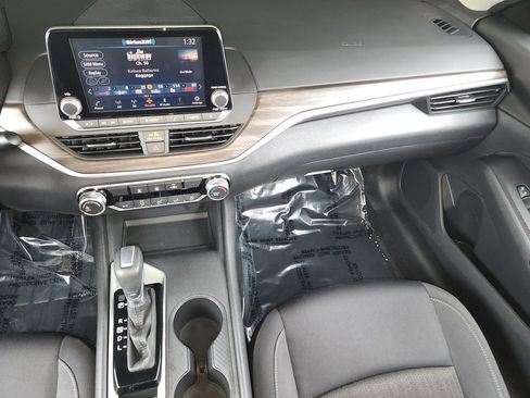 Used 2025 Nissan Altima 2.5 SV FWD image 16
