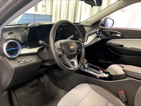 Used 2025 Chevrolet Trax LT w/ LT Convenience Package FWD image 8