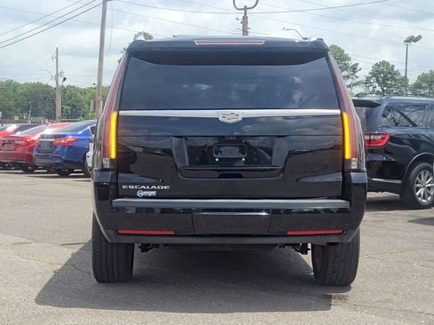 Used 2018 Cadillac Escalade Premium Luxury RWD image 9