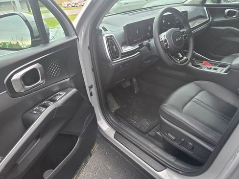 Used 2025 Kia Sorento S w/ Panoramic Sunroof Package FWD image 4