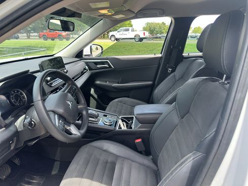 Used 2023 Mitsubishi Outlander SE AWD/4WD image 16