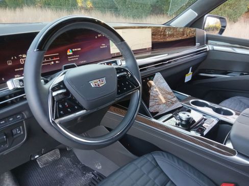 Used 2026 Cadillac Escalade Platinum Sport w/ LPO, ONYX Package image 13