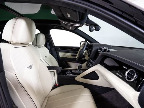 Used 2025 Bentley Bentayga AWD/4WD image 17