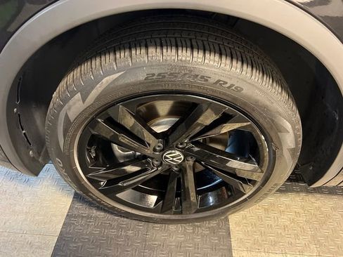 Certified 2023 Volkswagen Tiguan SE R-Line FWD image 8