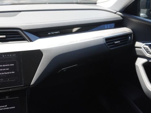 Used 2022 Audi e-tron Premium w/ Convenience Plus Package AWD/4WD image 28