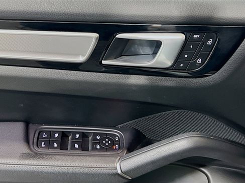 Used 2022 Porsche Cayenne image 14