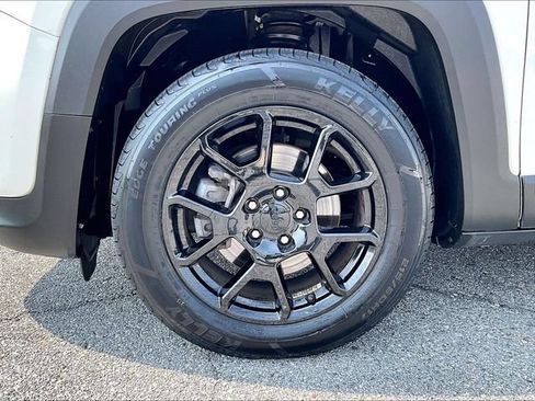 Used 2020 Jeep Renegade Altitude w/ UConnect 8.4 Nav Group FWD image 7