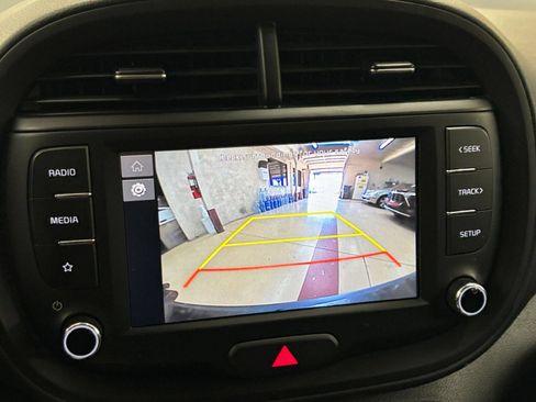 Used 2025 Kia Soul LX w/ LX Technology Package FWD image 22