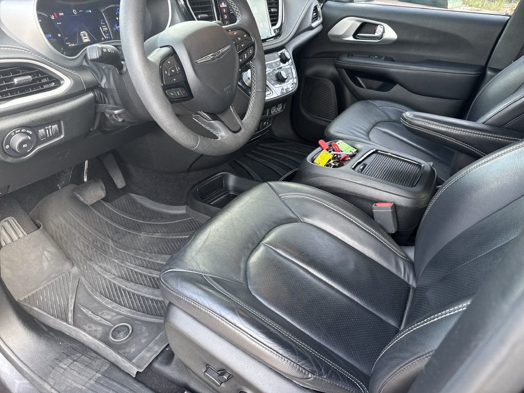 Used 2022 Chrysler Pacifica Touring-L w/ S Appearance Package FWD image 10