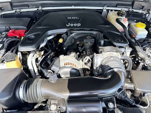 Used 2018 Jeep Wrangler Unlimited Sahara AWD/4WD image 29