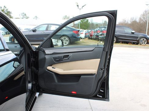 Used 2011 Mercedes-Benz E 550 4MATIC Sedan image 33