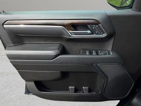 Used 2025 GMC Sierra 1500 SLT image 19