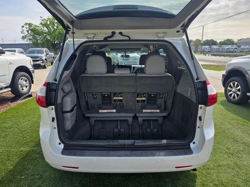 Used 2017 Toyota Sienna XLE w/ XLE Navigation Package image 11
