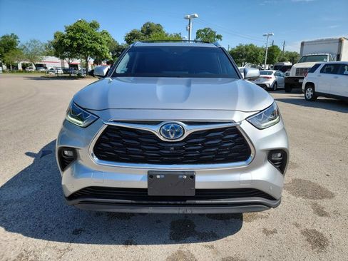 Used 2024 Toyota Highlander Limited AWD/4WD image 2