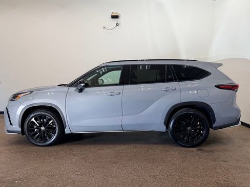 Used 2025 Toyota Highlander XSE AWD/4WD image 2
