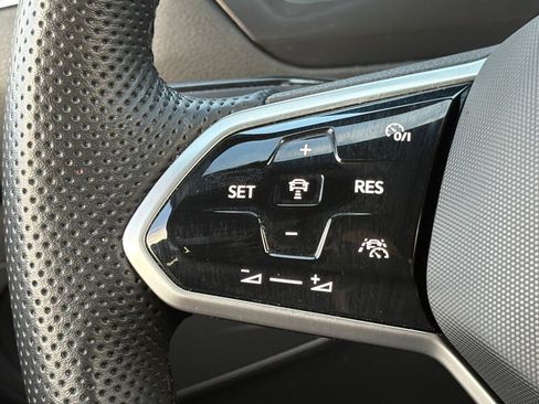 Used 2024 Volkswagen Tiguan SE R-Line image 17