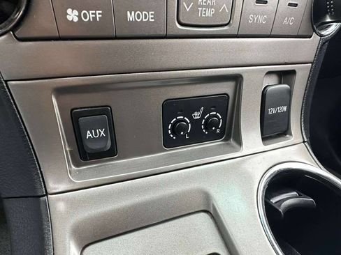 Used 2010 Toyota Highlander SE image 19