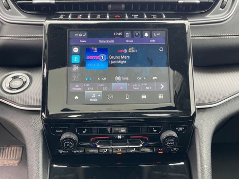 Used 2023 Jeep Grand Cherokee Laredo w/ Luxury Tech Group I image 23