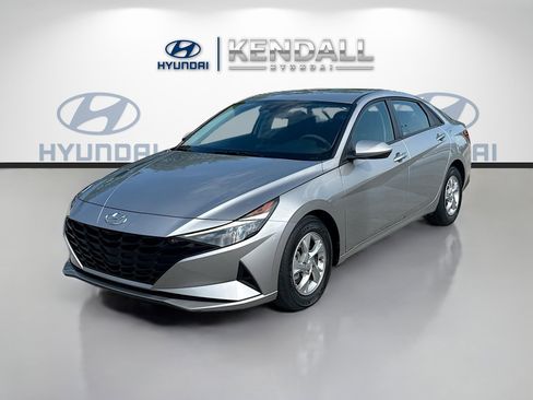 Used 2023 Hyundai Elantra SE image 3