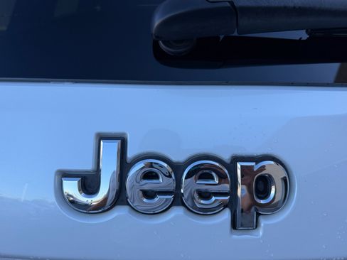 Used 2019 Jeep Grand Cherokee Overland AWD/4WD image 24