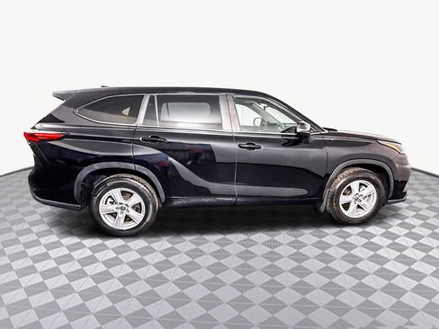 Used 2023 Toyota Highlander LE image 11