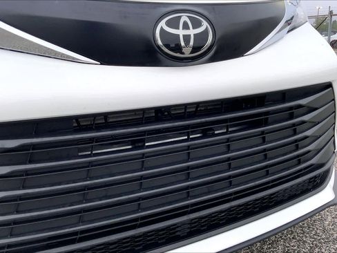 Used 2026 Toyota Sienna LE FWD image 29