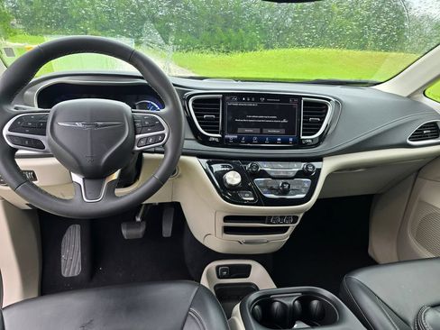 Used 2023 Chrysler Pacifica Touring-L FWD image 3