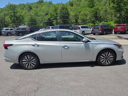 Used 2023 Nissan Altima 2.5 SV image 2