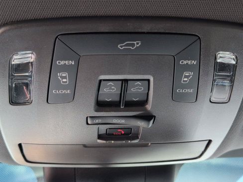 Used 2024 Toyota Sienna XLE FWD image 22