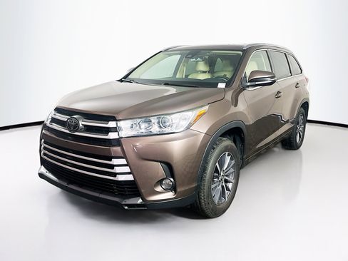 Used 2017 Toyota Highlander XLE FWD image 3