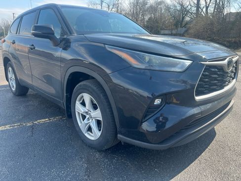 Used 2023 Toyota Highlander LE image 1