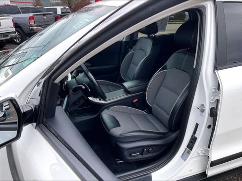 Used 2022 Kia Niro EX w/ Cold Weather Package image 10