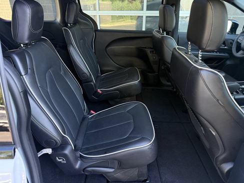 Used 2026 Chrysler Pacifica Limited w/ S Appearance Package FWD image 39