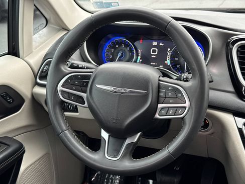 Used 2023 Chrysler Pacifica Touring-L FWD image 24
