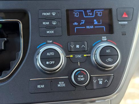 Used 2016 Toyota Sienna XLE Premium FWD image 34
