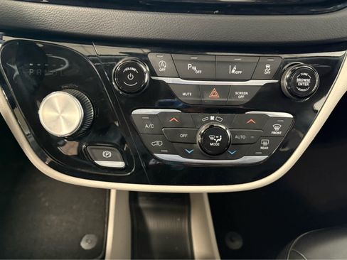 Used 2023 Chrysler Pacifica Touring-L FWD image 22
