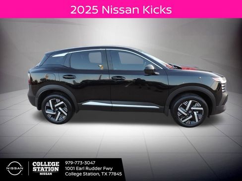 Used 2025 Nissan Kicks SV image 2