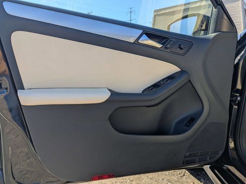 Used 2018 Volkswagen Jetta SE image 12