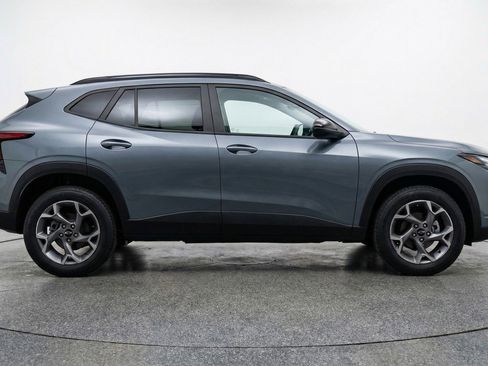 Used 2025 Chevrolet Trax LT w/ LT Convenience Package image 11