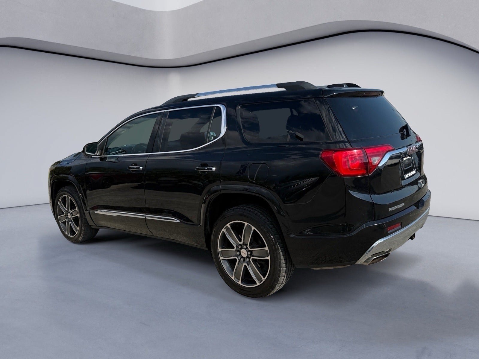 Used 2017 GMC Acadia Denali w/ Technology Package AWD/4WD image 3