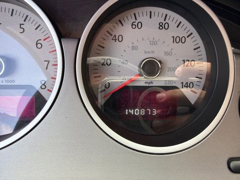 Used 2011 Volkswagen Routan SE FWD image 12