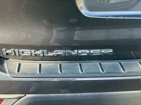 Used 2021 Toyota Highlander XLE AWD/4WD image 5