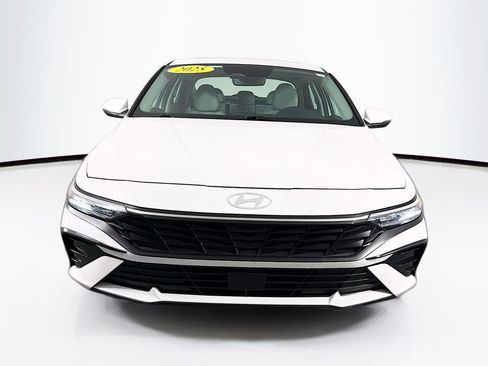 Used 2025 Hyundai Elantra Limited FWD image 2