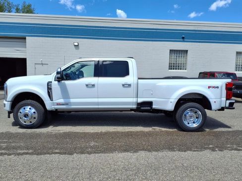 Used 2025 Ford F450 Platinum w/ Platinum Plus Package image 2